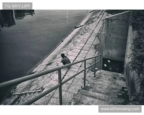 真人真事足球博客讲述职业球员的真实生活点滴，展现他们背后的艰辛与坚持